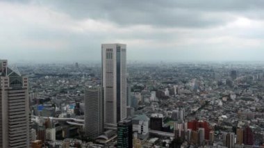 Tokyo siluetinin bulutlar ile