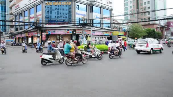 Verkeer op drukke straat in centrum Hcmc — Stockvideo