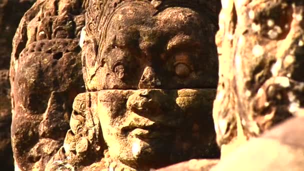 Tallado en piedra de los dioses de Buda en el puente — Vídeo de stock