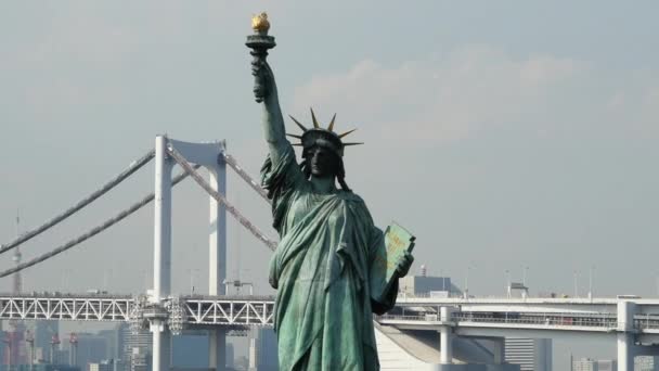 Statue of Liberty met Peace Bridge — Stockvideo