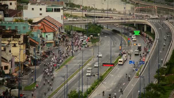 ダウンタウンのサイゴンのにぎやかな通り上のトラフィック — ストック動画