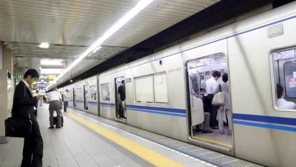 Tren subterráneo entra en la estación — Vídeos de Stock