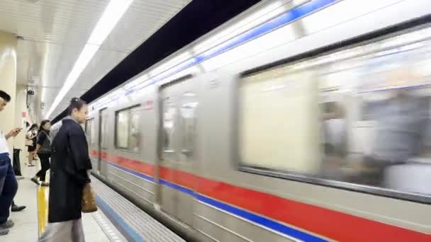 Tren subterráneo entra en la estación — Vídeos de Stock