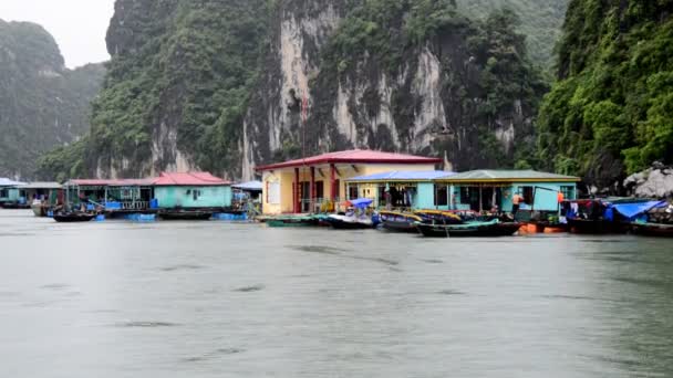 Pueblo flotante de pesca de barcos — Vídeos de Stock