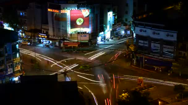 Tráfico de la ciudad por la noche — Vídeo de stock