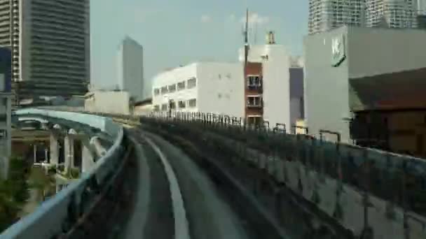 Tokyo-Schwebebahn mit Skyline — Stockvideo