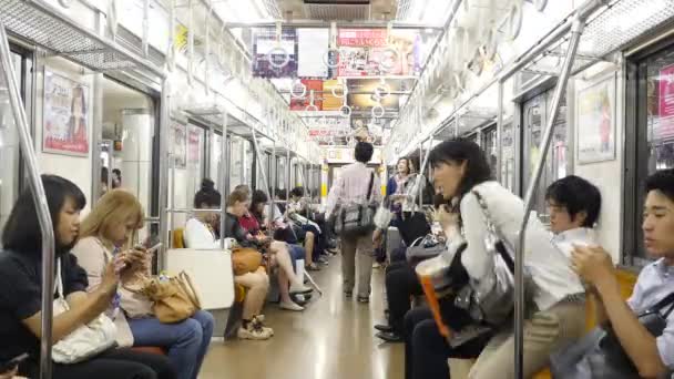 Passageiros montando um carro de metrô ocupado — Vídeo de Stock