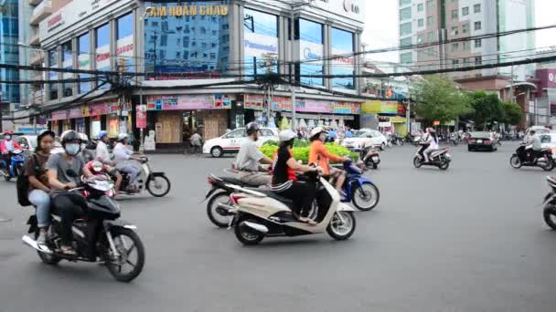 Verkeer op drukke straat in centrum Hcmc — Stockvideo