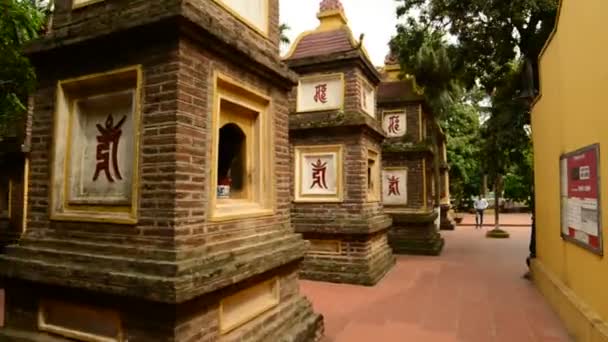 Maak een wandeling door van de Tran Quoc pagode — Stockvideo