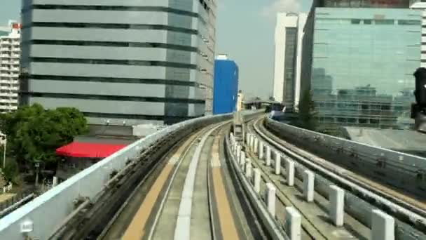 Tokyo-Schwebebahn mit Skyline — Stockvideo