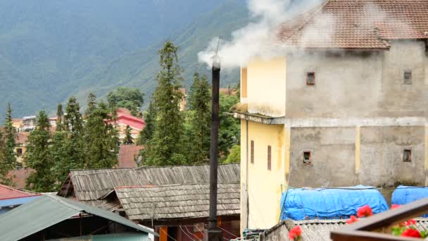 El humo se levanta de la ventilación en una azotea — Vídeos de Stock