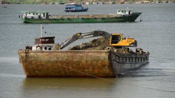 Excavatrice remplit la saleté dans la rivière Cambodgienne — Video