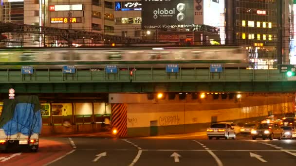 Железнодорожный поезд проходит через мост — стоковое видео