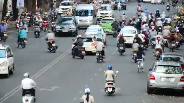 Движение на оживленной улице в центре города HCMC — стоковое видео