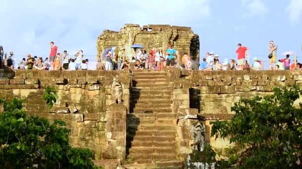 Turisté na starověký chrám — Stock video