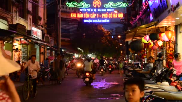 Straatmarkt wandelen 's nachts in Hanoi — Stockvideo