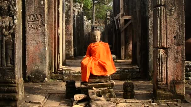 Statuia lui Buddha îmbrăcată în templu — Videoclip de stoc