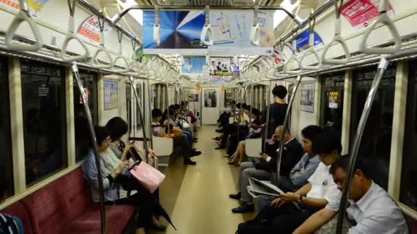 Passageiros montando um carro de metrô ocupado — Vídeo de Stock
