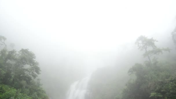 Cascade déchaînée pendant la tempête de pluie — Video