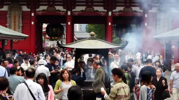 Touristen im Sensoji-Tempel — Stockvideo