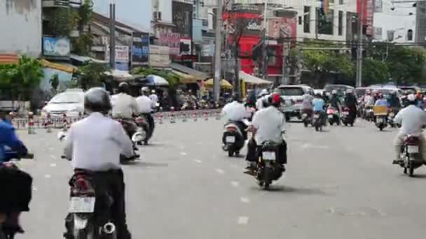 Tráfico en Busy Street en el centro de HCMC — Vídeos de Stock