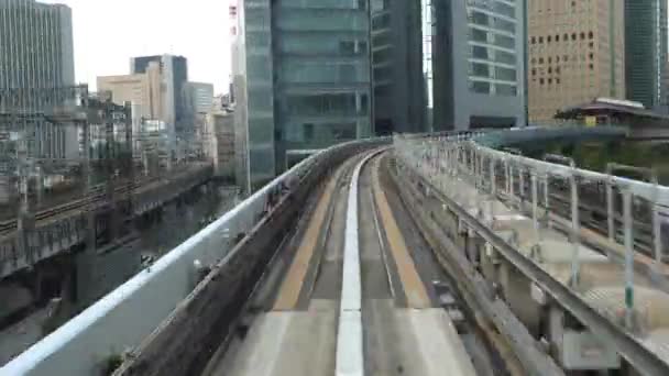 Tokyo-Schwebebahn mit Skyline — Stockvideo