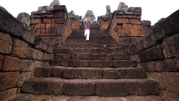 Adorando em Angkor Wat Temple — Vídeo de Stock