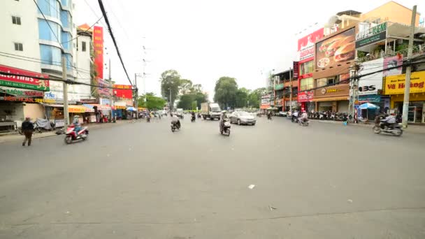 Verkehr auf viel befahrener Straße — Stockvideo