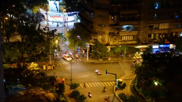 Tráfico de la ciudad por la noche — Vídeo de stock