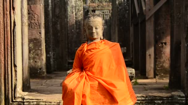 Klädd staty av Buddha i templet — Stockvideo