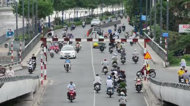 Verkeer op snelweg in het centrum van — Stockvideo