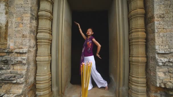 Adoración en el templo de Angkor Wat — Vídeos de Stock