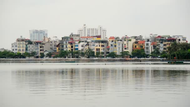 Apartamento Edifícios em um Lago Cênico — Vídeo de Stock