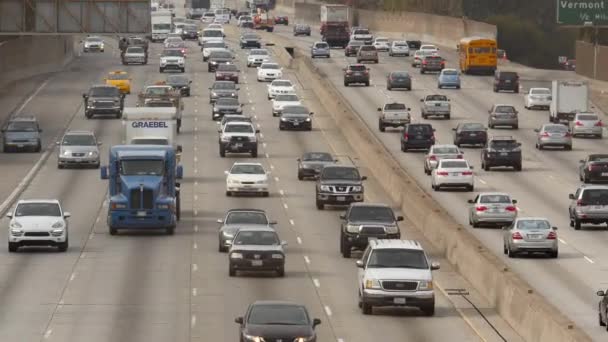Trafiken på upptagen freeway — Stockvideo