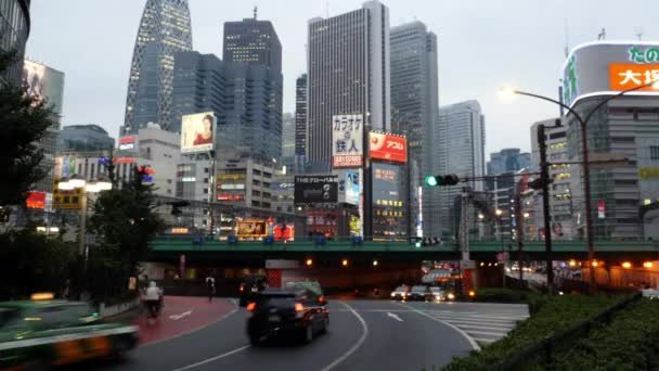 Le train de voyageurs passe devant Tokyo — Video