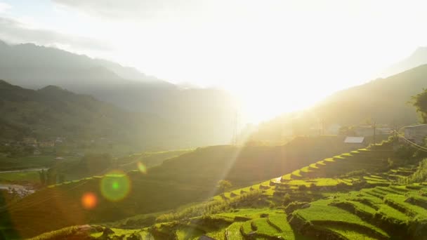 Sonnenstrahlen über einem Tal — Stockvideo