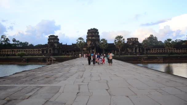 Turistas caminando en el templo principal — Vídeo de stock