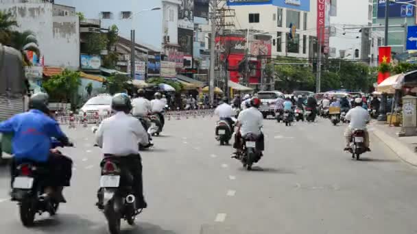 在胡志明市市中心的繁华街道上的交通 — 图库视频影像