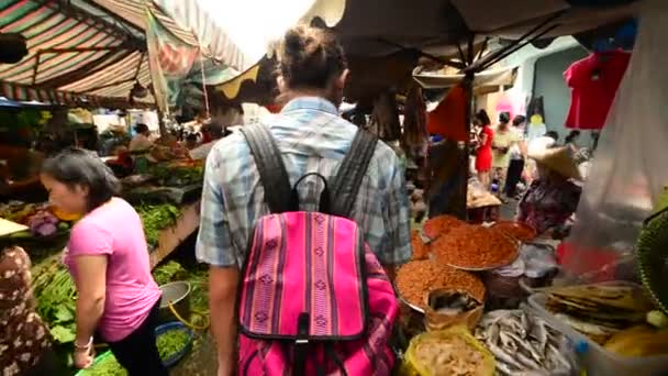 Прогулка по оживленному уличному рынку — стоковое видео
