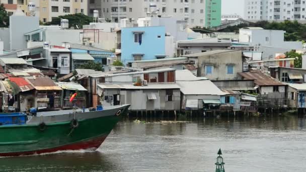 Lading boot en hutjes op de Mekong-Delta — Stockvideo