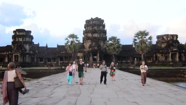 Toeristen lopen bij de belangrijkste tempel — Stockvideo