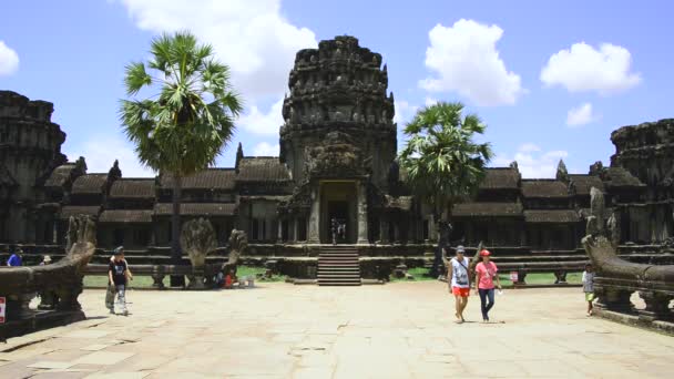 Turistas caminando en el templo principal — Vídeo de stock