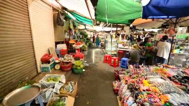 Caminhada através do mercado de rua ocupado — Vídeo de Stock