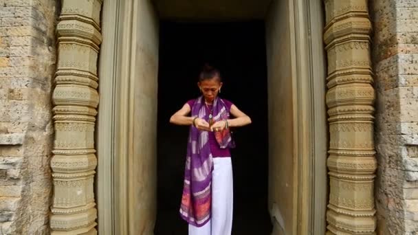 Adorando em Angkor Wat Temple — Vídeo de Stock