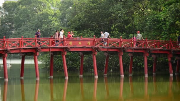 Mensen lopen over de brug Huc — Stockvideo