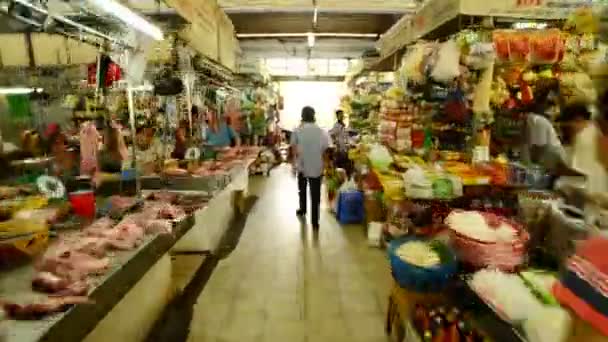 Caminhada através do mercado de rua ocupado — Vídeo de Stock