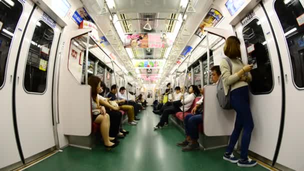 Egy zsúfolt metró kocsi lovaglás utasok — Stock videók