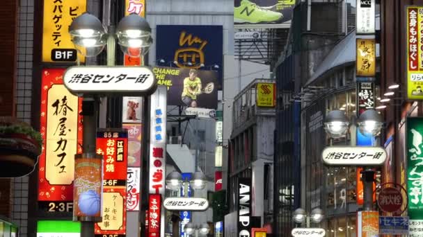 Publicidad japonesa signos en la noche — Vídeos de Stock