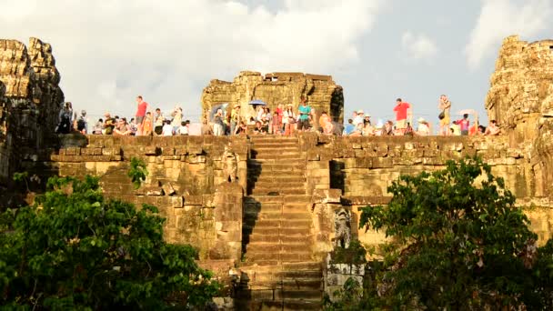 Turistas en la parte superior del Templo Antiguo — Vídeos de Stock