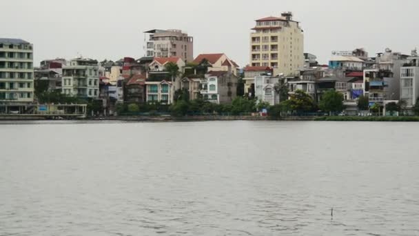 Mehrfamilienhäuser an einem malerischen See — Stockvideo